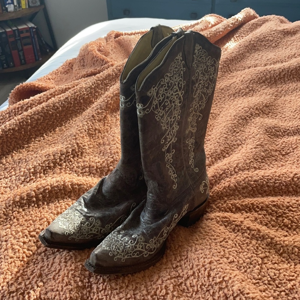 LIKE NEW EMBROIDERED COWGIRL BOOTS🤠✨👢
